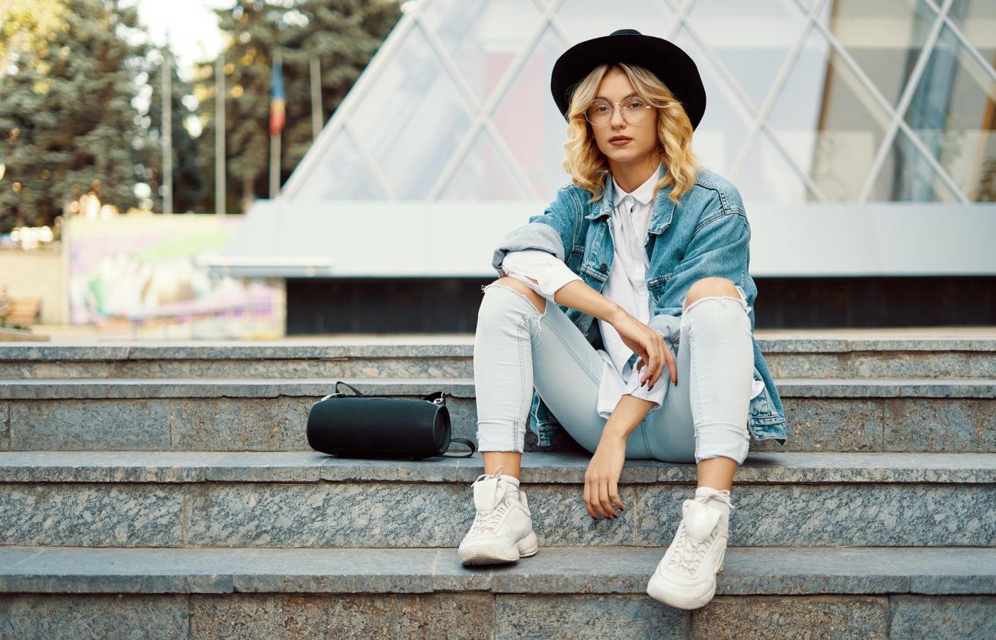 fashionable-modern-woman-with-glasses-in-the-city.jpg